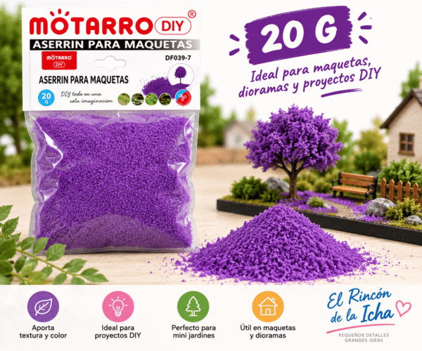 Aserrín para Maquetas Morado 20 g Aserrín para maquetas morado de 20 g en empaque transparente junto a material decorativo para maquetas, dioramas y mini jardines.