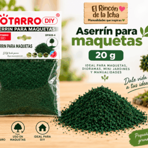 Aserrín para Maquetas Verde Muy Oscuro 20 g Aserrín para maquetas verde muy oscuro de 20 g en empaque transparente junto a material decorativo para dioramas y mini jardines.