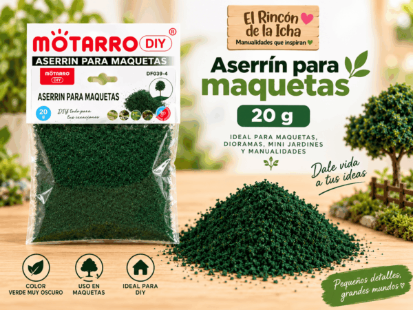 Aserrín para Maquetas Verde Muy Oscuro 20 g Aserrín para maquetas verde muy oscuro de 20 g en empaque transparente junto a material decorativo para dioramas y mini jardines.