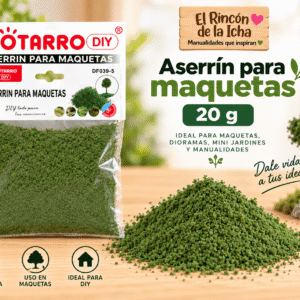 Aserrín para Maquetas Verde Oliva 20 g Aserrín para maquetas verde oliva de 20 g en empaque transparente junto a material decorativo para maquetas, dioramas y mini jardines.