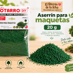 Aserrín para Maquetas Verde Oscuro 20 g Aserrín para maquetas verde oscuro de 20 g en su empaque, presentado junto a material decorativo para maquetas, dioramas y mini jardines.