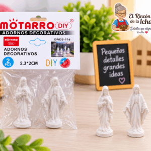 Figuras Decorativas Miniatura Tipo Estatuas – 2 Piezas Figuras decorativas miniatura tipo estatuas blancas, set de 2 piezas de 5,3 × 2 cm, mostradas junto a su empaque tipo bolsa