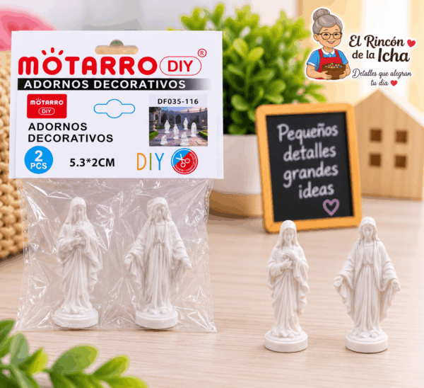 Figuras Decorativas Miniatura Tipo Estatuas – 2 Piezas Figuras decorativas miniatura tipo estatuas blancas, set de 2 piezas de 5,3 × 2 cm, mostradas junto a su empaque tipo bolsa