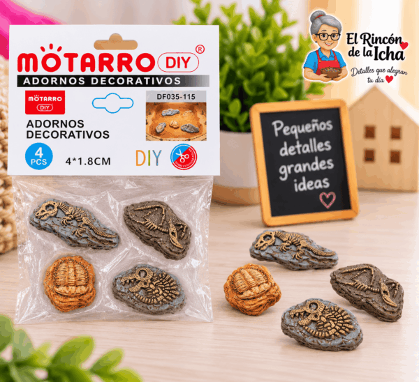 Figuras Decorativas Miniatura de Fósiles – 4 Piezas Figuras decorativas miniatura de fósiles, set de 4 piezas de 4 × 1,8 cm, mostradas junto a su empaque tipo bolsa