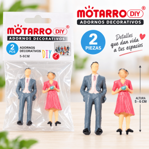 Figuras Decorativas Miniatura Hombre y Mujer – 2 Piezas Figuras decorativas miniatura de hombre y mujer, 2 piezas de 5-6 cm, mostradas junto a su empaque tipo bolsa