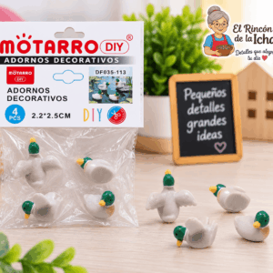 Figuras Decorativas Miniatura de Patos – 4 Piezas Figuras decorativas miniatura de patos, set de 4 piezas de 2,2 × 2,5 cm, mostradas junto a su empaque tipo bolsa