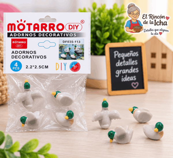 Figuras Decorativas Miniatura de Patos – 4 Piezas Figuras decorativas miniatura de patos, set de 4 piezas de 2,2 × 2,5 cm, mostradas junto a su empaque tipo bolsa