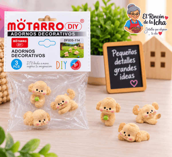 Figuras decorativas miniatura de perritos, set de 3 piezas en diseños surtidos, mostradas junto a su empaque tipo bolsa