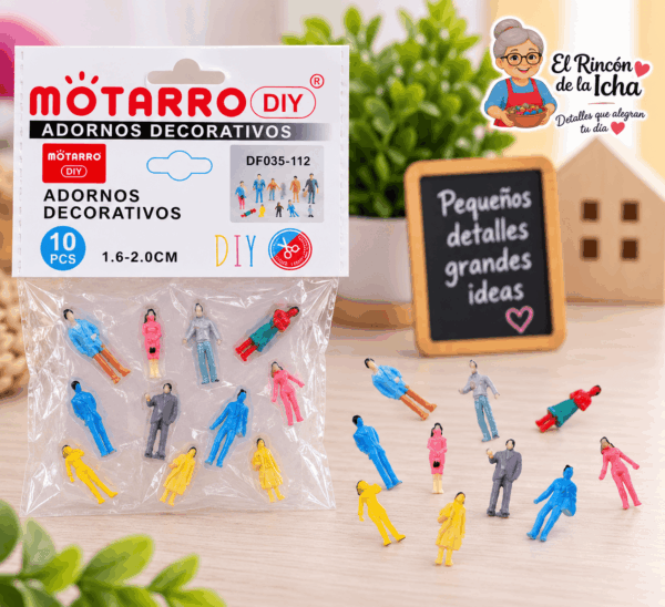 Figuras Decorativas Miniatura de Personas – 10 Piezas Figuras decorativas miniatura de personas, set de 10 piezas de 1,6 a 2 cm, mostradas junto a su empaque tipo bolsa
