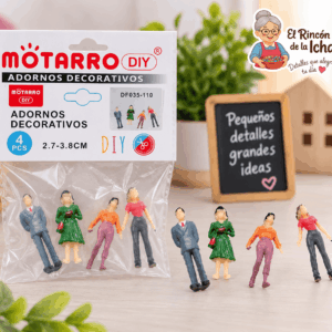Figuras Decorativas Miniatura de Personas – 4 Piezas Figuras decorativas miniatura de personas, set de 4 piezas de 2,7 a 3,8 cm, mostradas junto a su empaque tipo bolsa