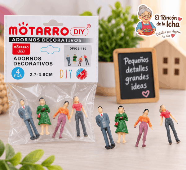 Figuras Decorativas Miniatura de Personas – 4 Piezas Figuras decorativas miniatura de personas, set de 4 piezas de 2,7 a 3,8 cm, mostradas junto a su empaque tipo bolsa