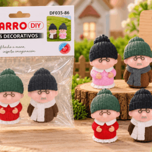 Figuritas Decorativas Adultos Mayores con Gorro – 2 Piezas – Diseños Surtidos Set de 2 figuritas decorativas de adultos mayores con gorro y vestimenta de invierno, presentado junto a su empaque y variantes surtidas
