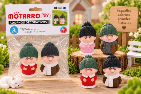 Figuritas Decorativas Adultos Mayores con Gorro – 2 Piezas – Diseños Surtidos Set de 2 figuritas decorativas de adultos mayores con gorro y vestimenta de invierno, presentado junto a su empaque y variantes surtidas