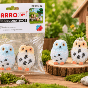 Figuritas Decorativas de Búhos – 2 Piezas – Colores Surtidos Set de 2 figuritas decorativas de búhos en colores surtidos, presentado junto a su empaque para mini jardines, maquetas y dioramas