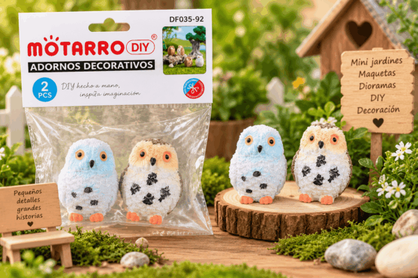 Set de 2 figuritas decorativas de búhos en colores surtidos, presentado junto a su empaque para mini jardines, maquetas y dioramas