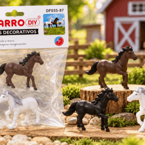Figuritas Decorativas de Caballos – 2 Piezas – Colores Surtidos Set de 2 figuritas decorativas de caballos en colores surtidos, presentado junto a su empaque y ejemplos de variantes