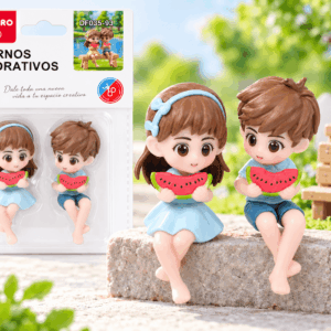 Figuritas Decorativas Niño y Niña con Sandía – 2 Piezas Set de 2 figuritas decorativas de niño y niña con sandía, presentado junto a su empaque para mini jardines, maquetas y dioramas