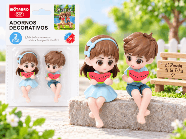 Figuritas Decorativas Niño y Niña con Sandía – 2 Piezas Set de 2 figuritas decorativas de niño y niña con sandía, presentado junto a su empaque para mini jardines, maquetas y dioramas