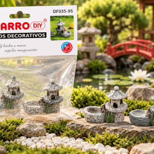 Figuritas Decorativas Pagoda con Estanque – 2 Piezas Set de 2 figuritas decorativas de pagoda con estanque, presentado junto a su empaque para mini jardines, maquetas y dioramas