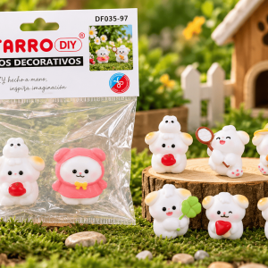 Figuritas Decorativas de Perritos – 2 Piezas – Diseños Surtidos Set de 2 figuritas decorativas de perritos en diseños surtidos, presentado junto a su empaque para mini jardines, maquetas y dioramas