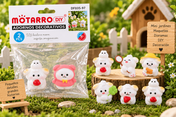 Set de 2 figuritas decorativas de perritos en diseños surtidos, presentado junto a su empaque para mini jardines, maquetas y dioramas