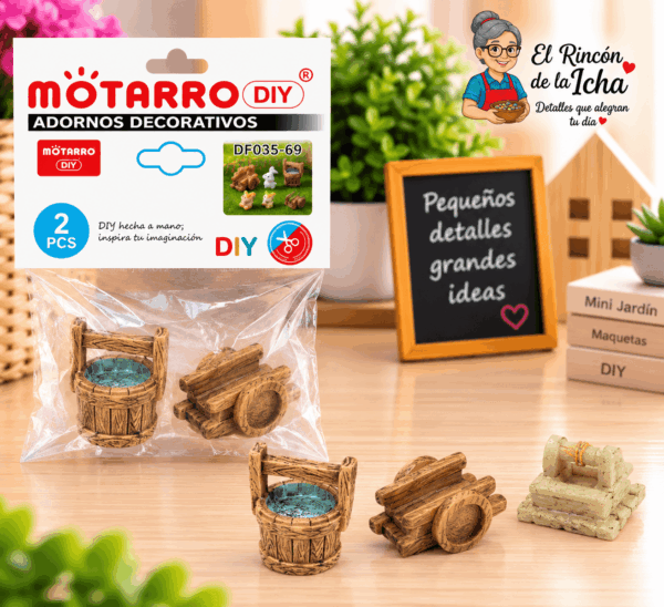 Mini Accesorios Decorativos Rústicos – 2 Piezas Diseños Surtidos Set de 2 mini accesorios decorativos rústicos en diseños surtidos, mostrado junto a su empaque tipo bolsa y ejemplos de variantes