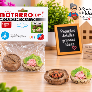Mini Adornos Decorativos Rústicos – 2 Piezas Diseños Surtidos Set de 2 mini adornos decorativos rústicos en diseños surtidos, mostrado junto a su empaque tipo bolsa