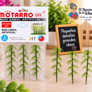 Mini Árbol Artificial Decorativo 10 cm – 3 Piezas Set de 3 mini árboles artificiales decorativos de 10 cm mostrados junto a su empaque tipo bolsa