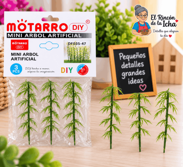 Mini Árbol Artificial Decorativo 10 cm – 3 Piezas Set de 3 mini árboles artificiales decorativos de 10 cm mostrados junto a su empaque tipo bolsa