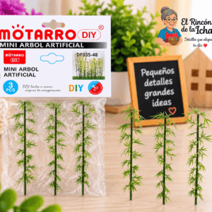 Mini Árbol Artificial Decorativo 12 cm – 3 Piezas Set de 3 mini árboles artificiales decorativos de 12 cm mostrados junto a su empaque tipo bolsa