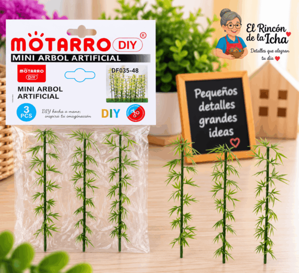 Mini Árbol Artificial Decorativo 12 cm – 3 Piezas Set de 3 mini árboles artificiales decorativos de 12 cm mostrados junto a su empaque tipo bolsa