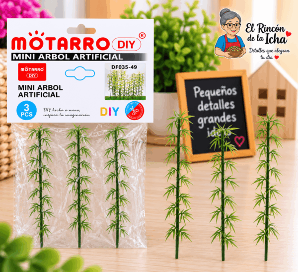 Mini Árbol Artificial Decorativo 15 cm – 3 Piezas Set de 3 mini árboles artificiales decorativos de 15 cm mostrados junto a su empaque tipo bolsa