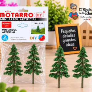 Set de 2 mini árboles artificiales decorativos tipo conífera de 9 cm mostrados junto a su empaque tipo bolsa