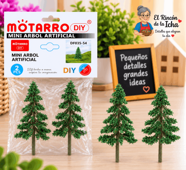 Mini Árboles Artificiales Decorativos Tipo Conífera 9 cm – 2 Piezas Set de 2 mini árboles artificiales decorativos tipo conífera de 9 cm mostrados junto a su empaque tipo bolsa