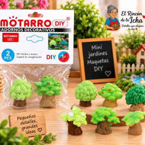 Mini Árboles Decorativos – 2 Piezas Diseños Surtidos Set de 2 mini árboles decorativos en diseños surtidos, mostrado junto a su empaque tipo bolsa y ejemplos de variantes