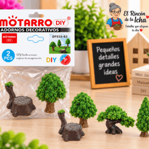 Set de 2 mini árboles y troncos decorativos en diseños surtidos, mostrado junto a su empaque tipo bolsa y ejemplos de variantes