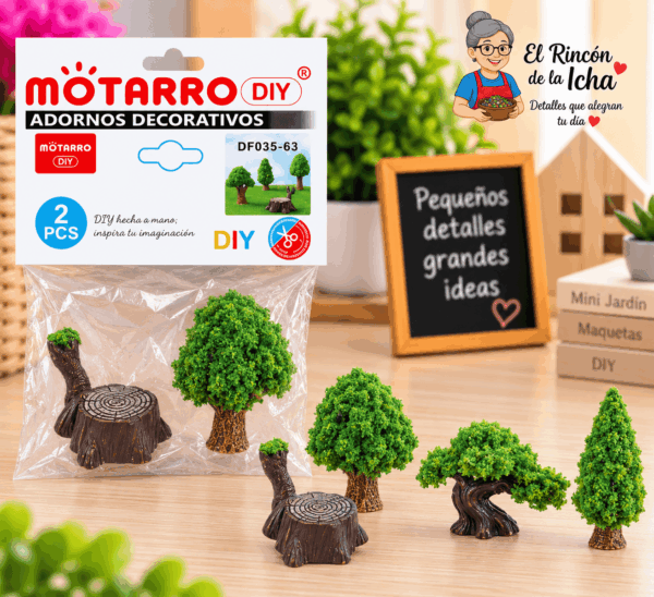 Mini Árboles y Troncos Decorativos – 2 Piezas Diseños Surtidos Set de 2 mini árboles y troncos decorativos en diseños surtidos, mostrado junto a su empaque tipo bolsa y ejemplos de variantes