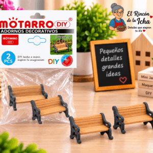 Mini Bancos Decorativos 5 × 3 cm – 2 Piezas Set de 2 mini bancos decorativos de 5 × 3 cm con asiento en tono madera y estructura oscura, mostrado junto a su empaque tipo bolsa