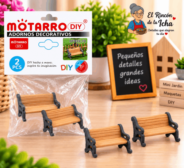 Mini Bancos Decorativos 5 × 3 cm – 2 Piezas Set de 2 mini bancos decorativos de 5 × 3 cm con asiento en tono madera y estructura oscura, mostrado junto a su empaque tipo bolsa