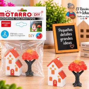 Mini Casa y Árbol Decorativos – 2 Piezas Set de 2 adornos miniatura con una mini casa y un árbol decorativo, mostrado junto a su empaque tipo bolsa