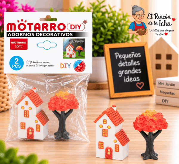 Mini Casa y Árbol Decorativos – 2 Piezas Set de 2 adornos miniatura con una mini casa y un árbol decorativo, mostrado junto a su empaque tipo bolsa