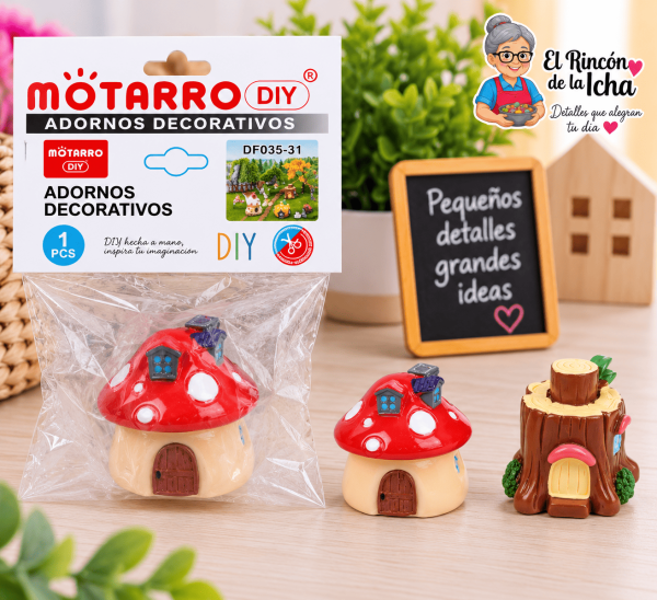 Mini Casa Decorativa de Fantasía – Diseños Surtidos Mini casa decorativa de fantasía en empaque tipo bolsa, con variantes visibles tipo hongo y tipo tronco