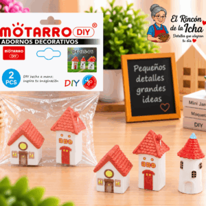 Mini Casas Decorativas – 2 Piezas Diseños Surtidos Set de 2 mini casas decorativas en diseños surtidos, mostrado junto a su empaque tipo bolsa y ejemplos de variantes