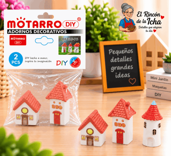 Mini Casas Decorativas – 2 Piezas Diseños Surtidos Set de 2 mini casas decorativas en diseños surtidos, mostrado junto a su empaque tipo bolsa y ejemplos de variantes
