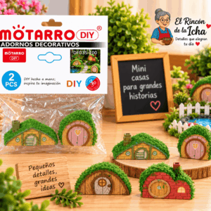 Mini Casas Decorativas con Techo Verde – 2 Piezas Diseños Surtidos Set de 2 mini casas decorativas con techo verde en diseños surtidos, mostrado junto a su empaque tipo bolsa
