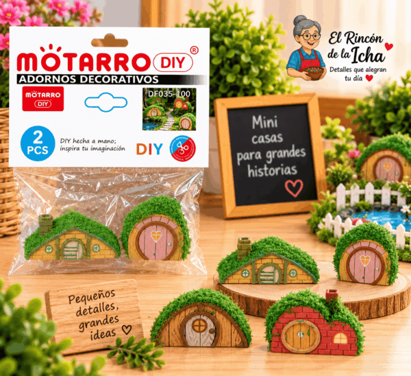 Set de 2 mini casas decorativas con techo verde en diseños surtidos, mostrado junto a su empaque tipo bolsa