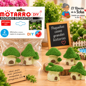 Mini Casas Decorativas Tipo Hongo – 2 Piezas Diseños Surtidos Set de 2 mini casas decorativas tipo hongo con techos verdes en diseños surtidos, mostrado junto a su empaque tipo bolsa