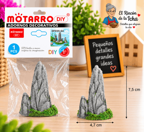Mini Formación Rocosa Decorativa 7,5 × 4,7 cm Mini formación rocosa decorativa de 7,5 × 4,7 cm mostrada junto a su empaque tipo bolsa