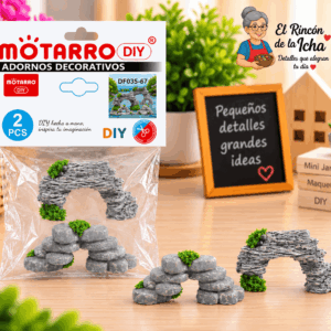 Mini Formaciones Rocosas Tipo Arco – 2 Piezas Set de 2 mini formaciones rocosas decorativas tipo arco con detalles verdes, mostrado junto a su empaque tipo bolsa