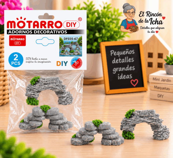 Mini Formaciones Rocosas Tipo Arco – 2 Piezas Set de 2 mini formaciones rocosas decorativas tipo arco con detalles verdes, mostrado junto a su empaque tipo bolsa